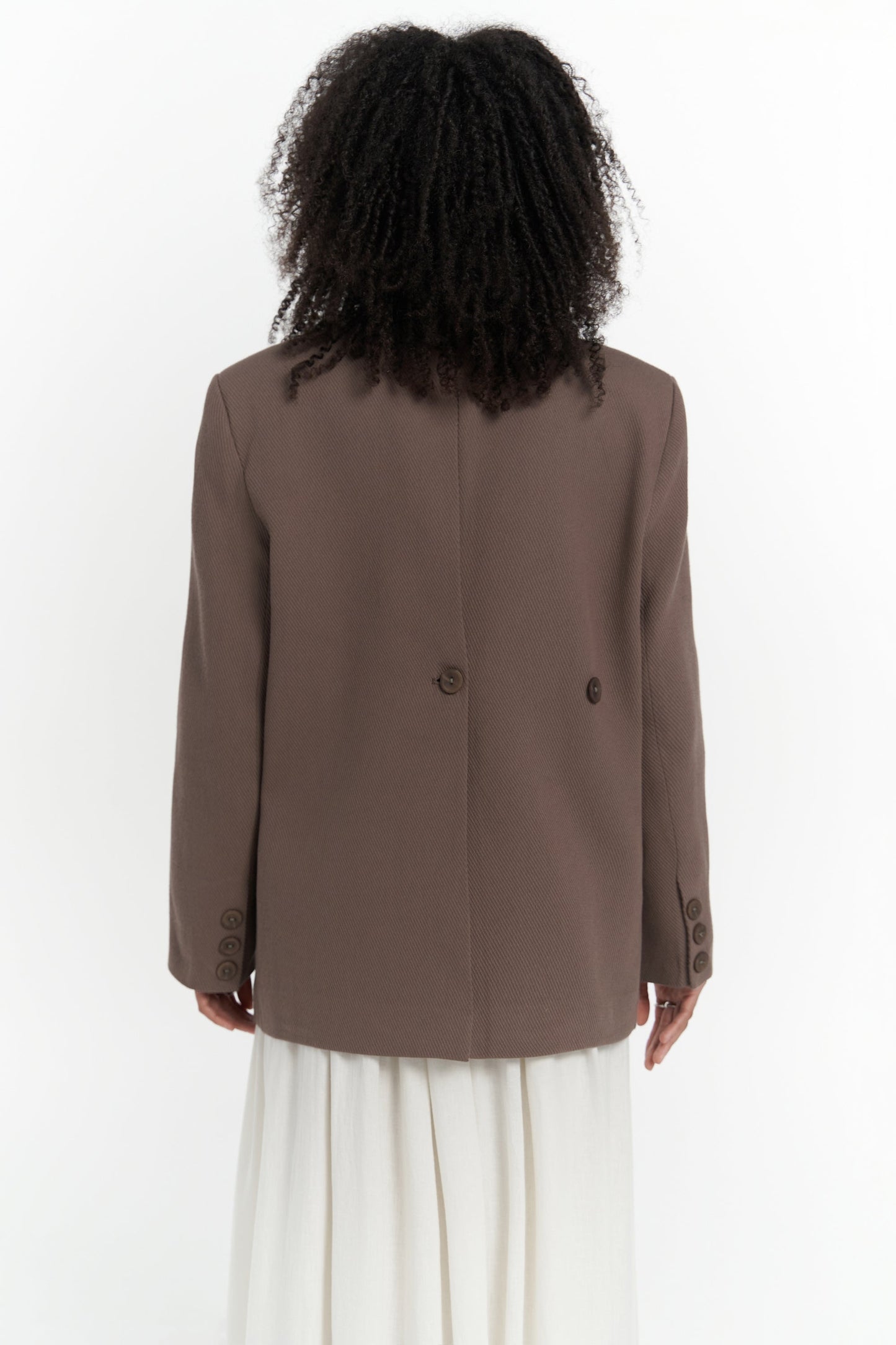 Blazer Solara avec fermeture boutonnée au dos, style moderne – Onassia