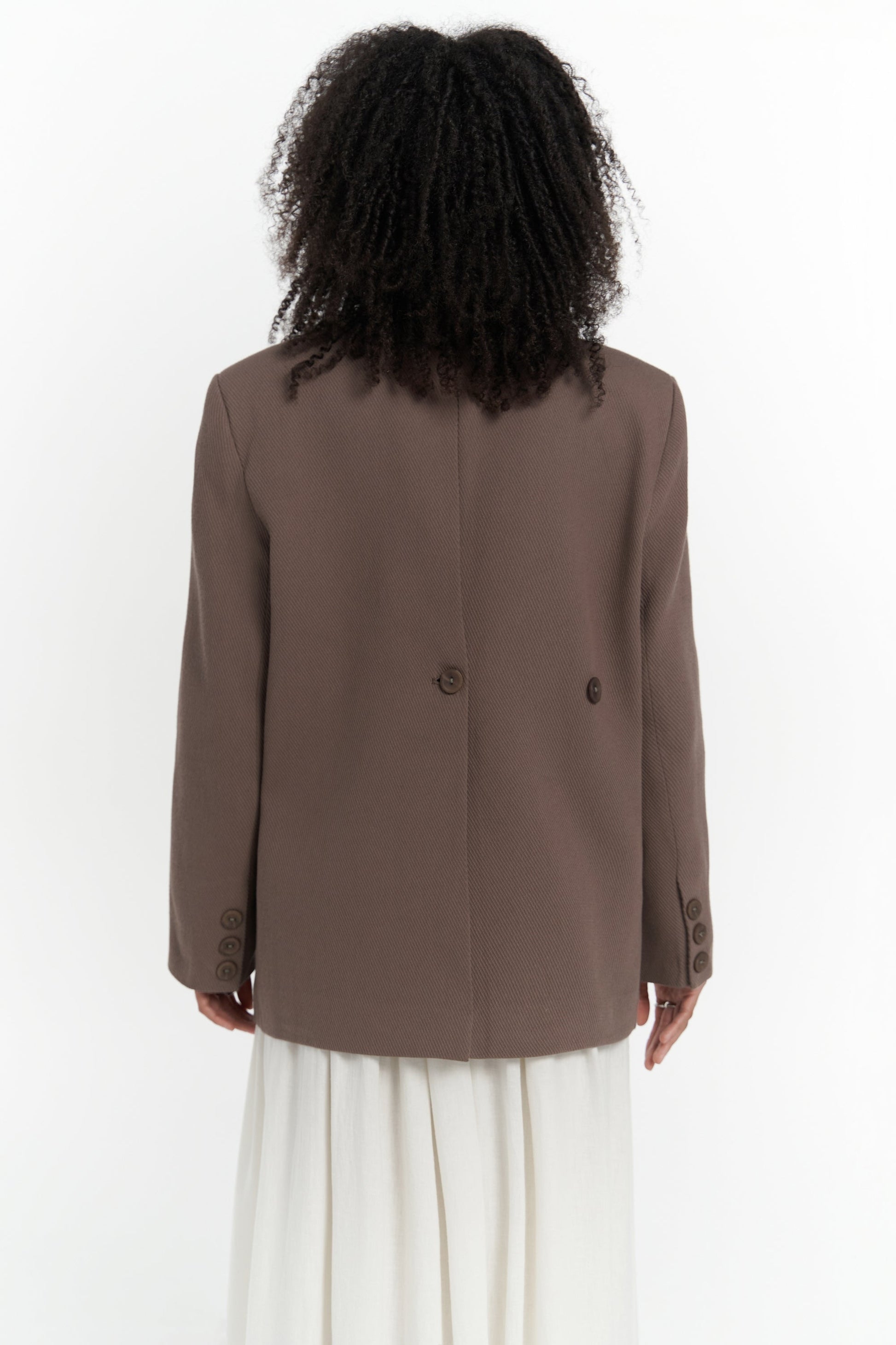 Blazer Solara avec fermeture boutonnée au dos, style moderne – Onassia